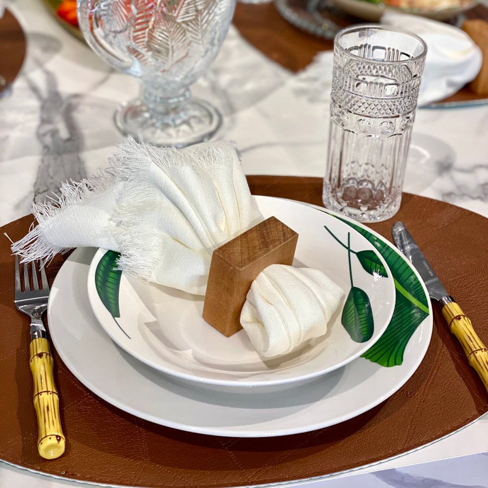 Aprenda como montar uma mesa minimalista de forma simples para receber seus convidados com muito carinho e elegância.